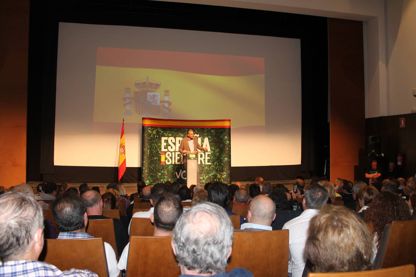Decenas de motrileños se han congregado para recibir al político madrileño