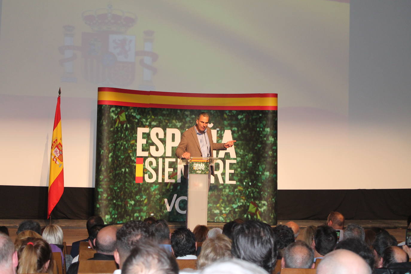 Decenas de motrileños se han congregado para recibir al político madrileño