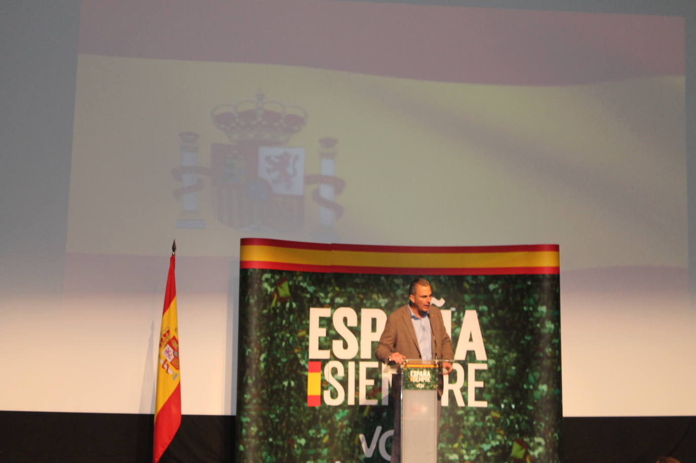 Decenas de motrileños se han congregado para recibir al político madrileño