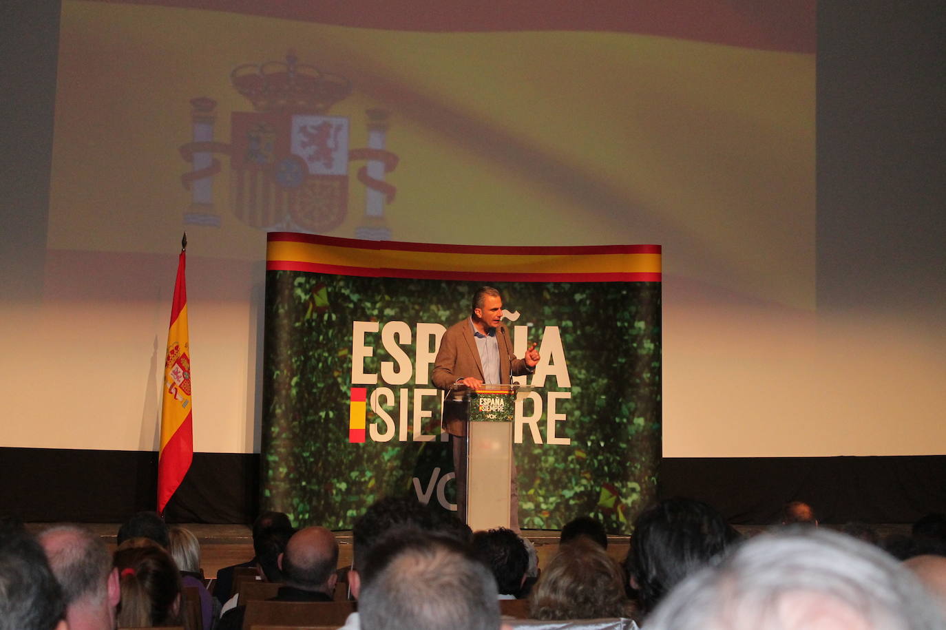 Decenas de motrileños se han congregado para recibir al político madrileño