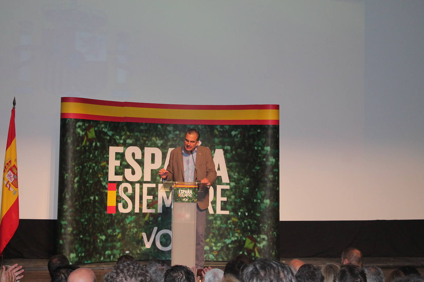 Decenas de motrileños se han congregado para recibir al político madrileño