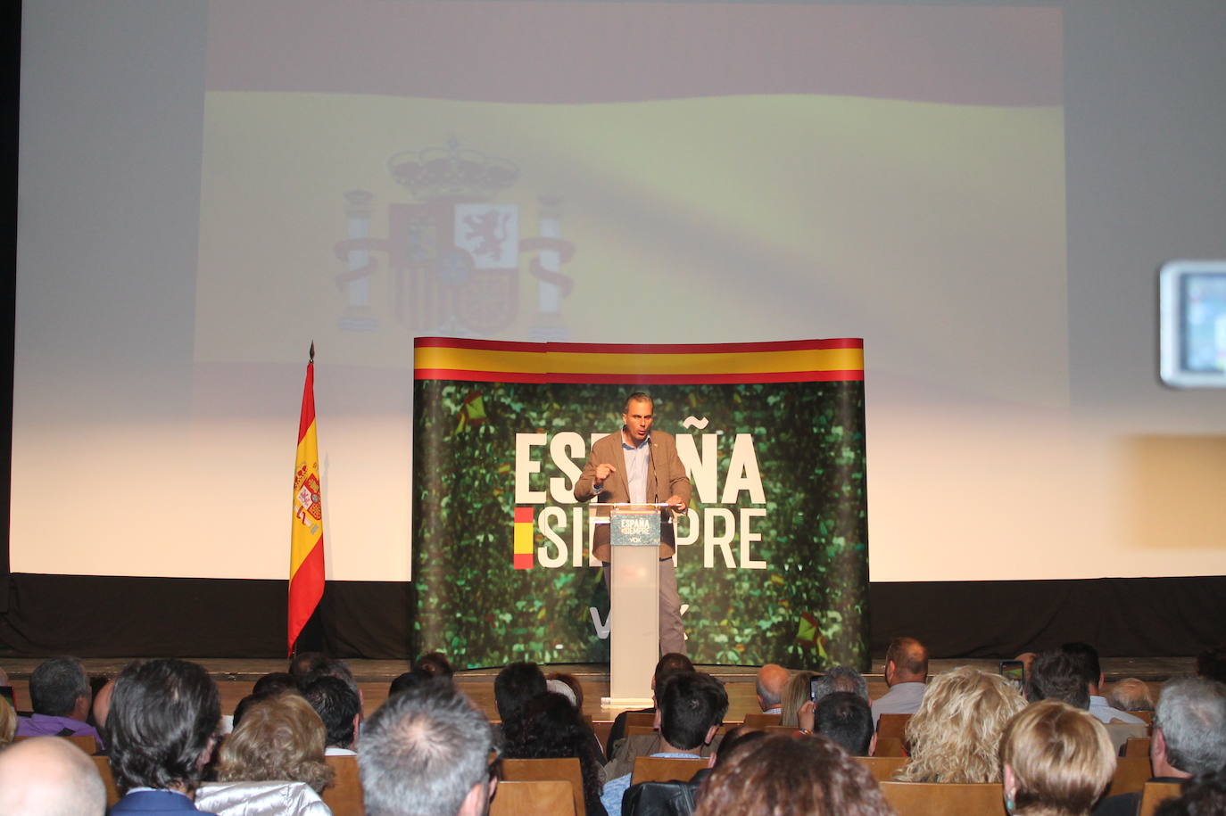 Decenas de motrileños se han congregado para recibir al político madrileño