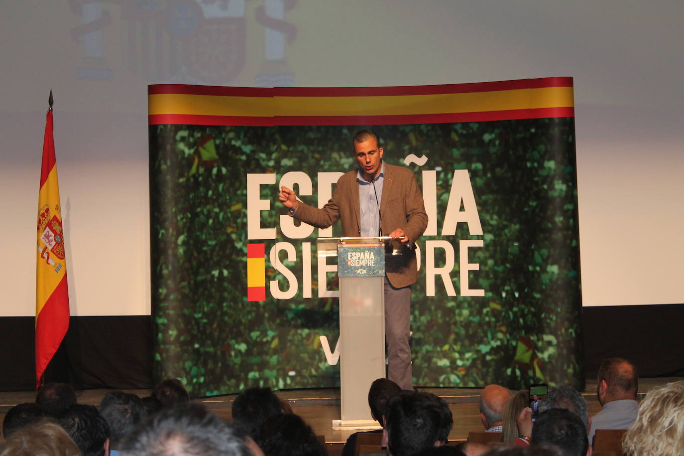 Decenas de motrileños se han congregado para recibir al político madrileño