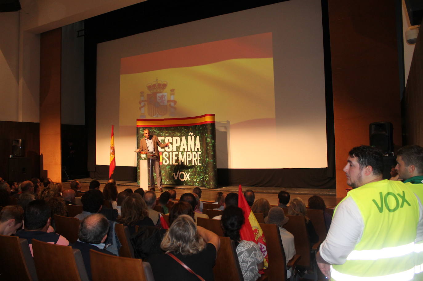 Decenas de motrileños se han congregado para recibir al político madrileño