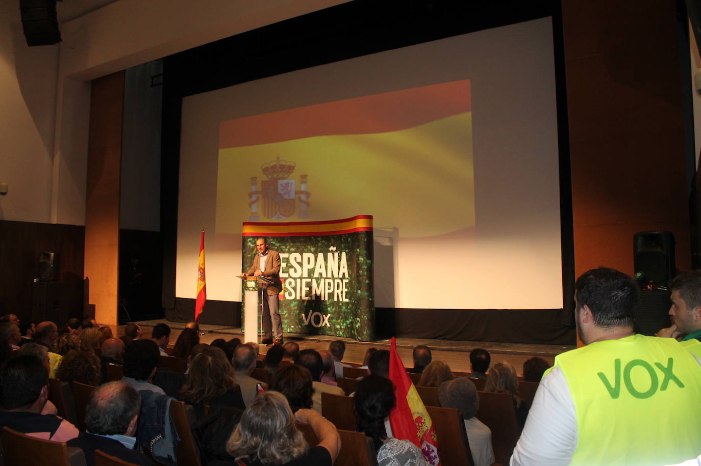 Decenas de motrileños se han congregado para recibir al político madrileño