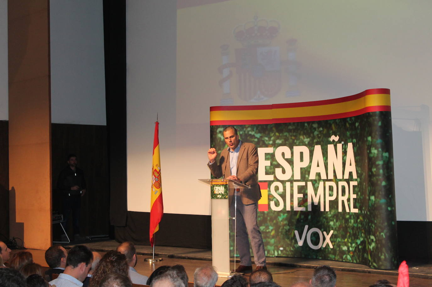 Decenas de motrileños se han congregado para recibir al político madrileño