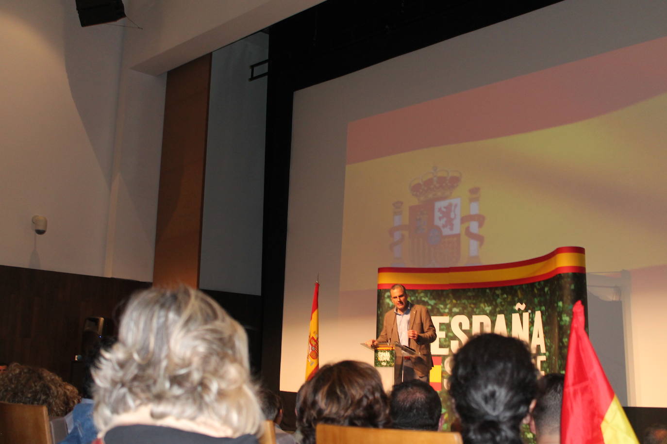 Decenas de motrileños se han congregado para recibir al político madrileño