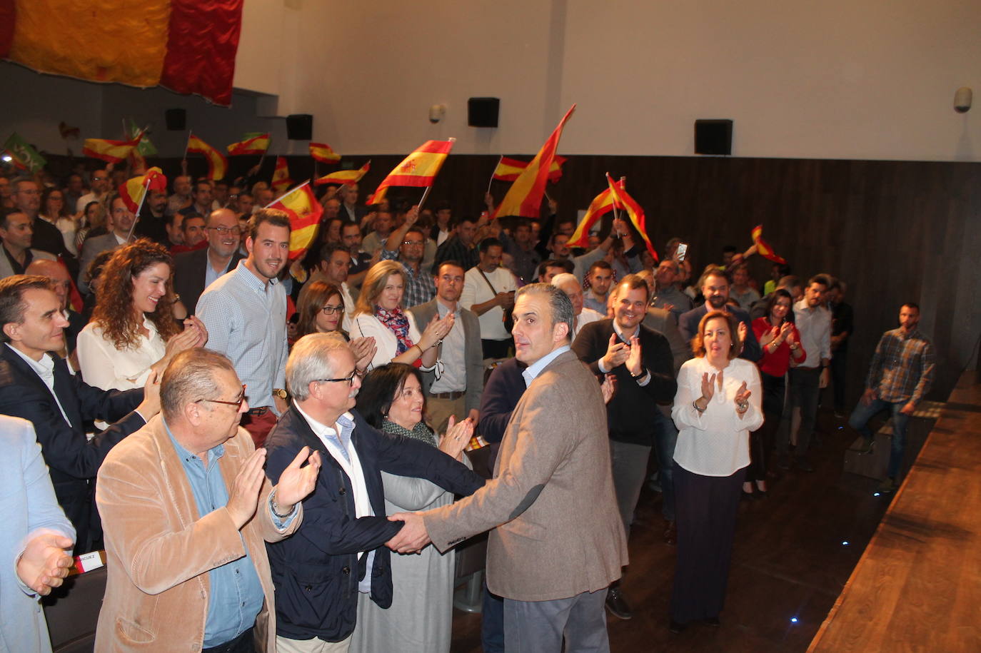 Decenas de motrileños se han congregado para recibir al político madrileño
