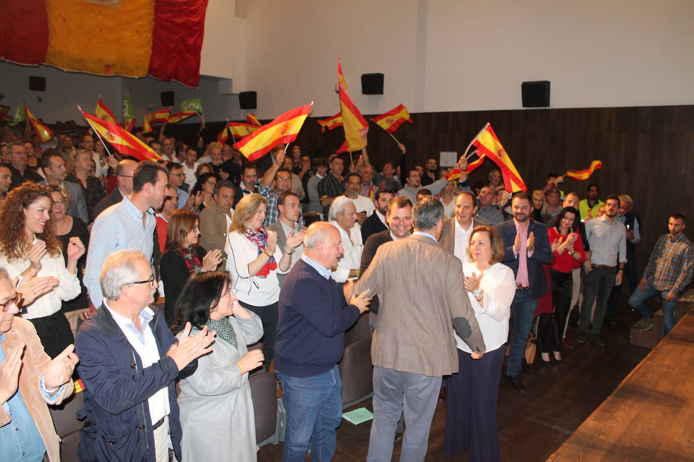 Decenas de motrileños se han congregado para recibir al político madrileño