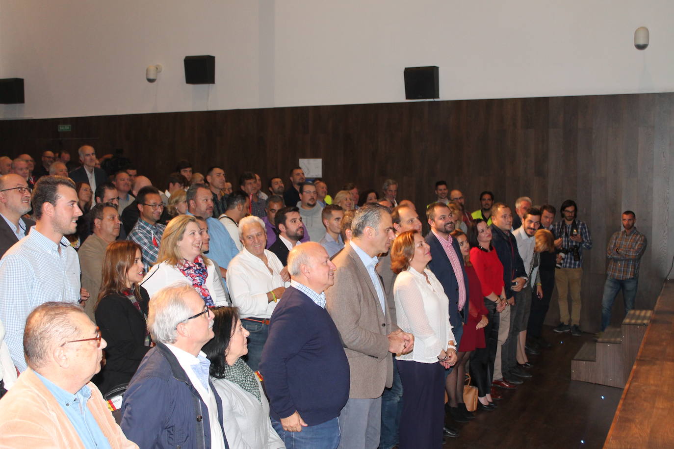 Decenas de motrileños se han congregado para recibir al político madrileño