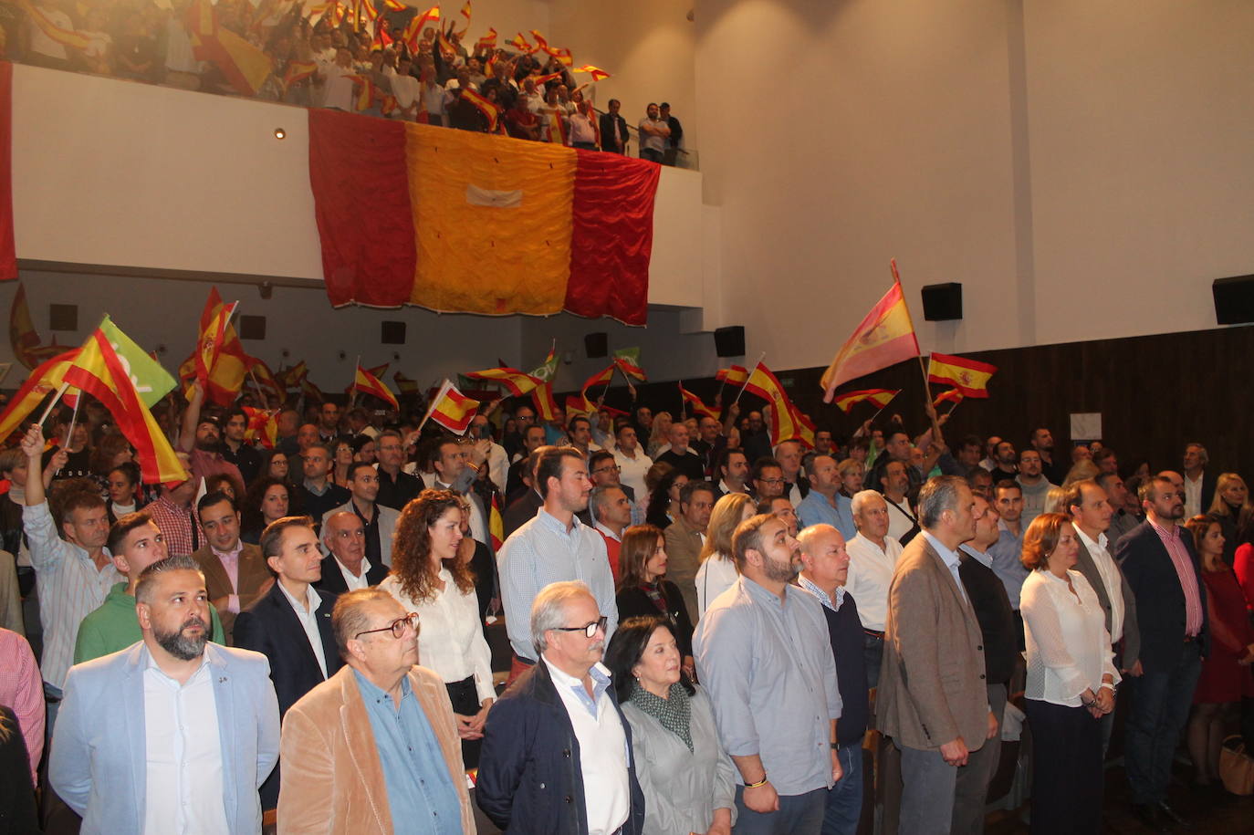 Decenas de motrileños se han congregado para recibir al político madrileño