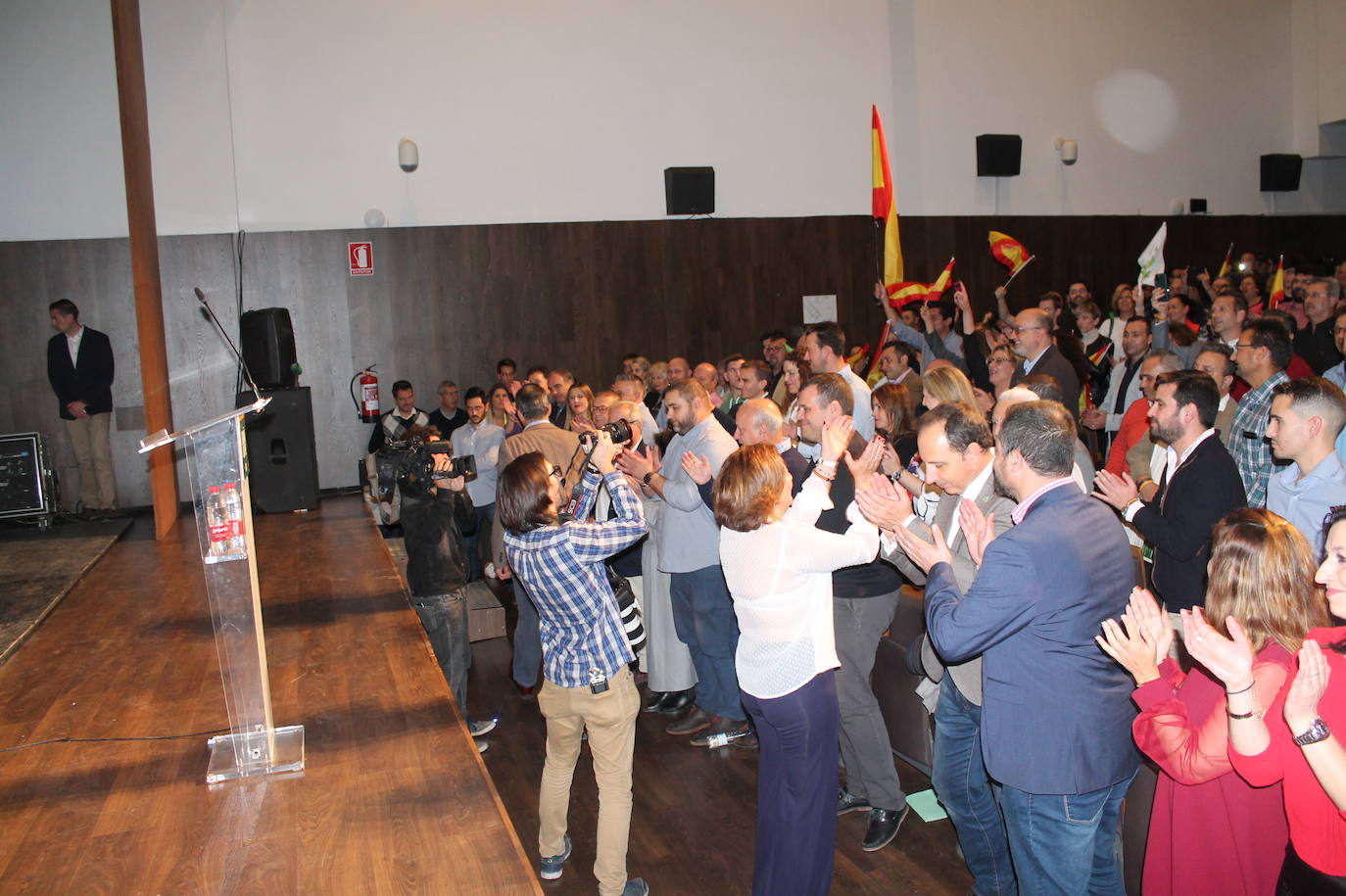 Decenas de motrileños se han congregado para recibir al político madrileño