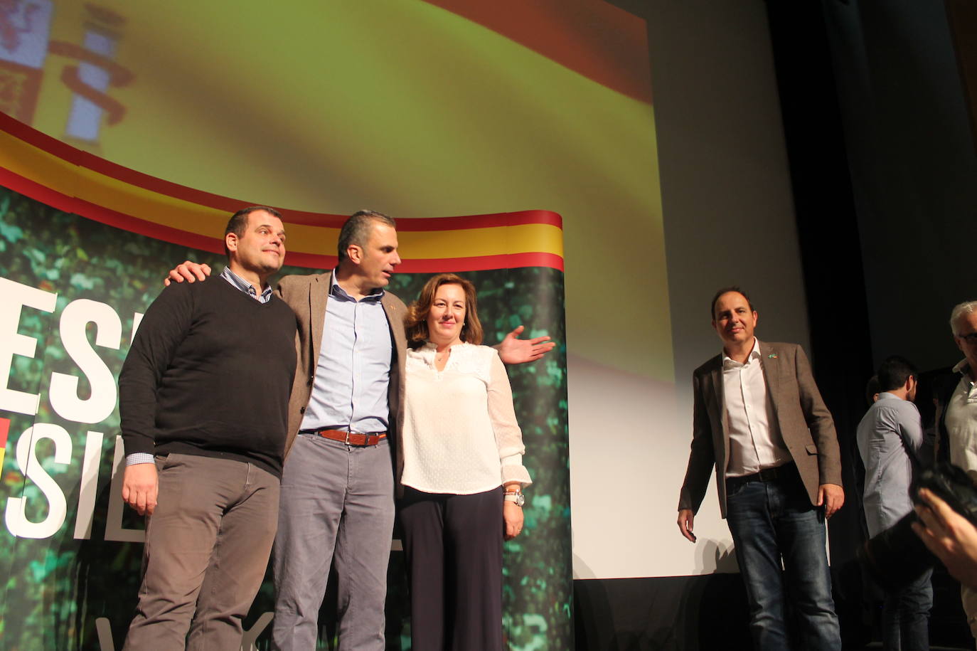 Decenas de motrileños se han congregado para recibir al político madrileño