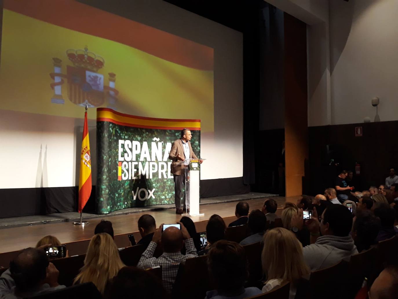 Decenas de motrileños se han congregado para recibir al político madrileño