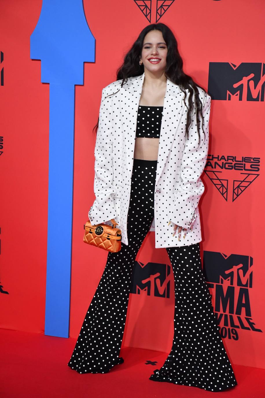 Sevilla acogió unos galardones que premiaron a la granadina Lola Índigo como Mejor Artista de España