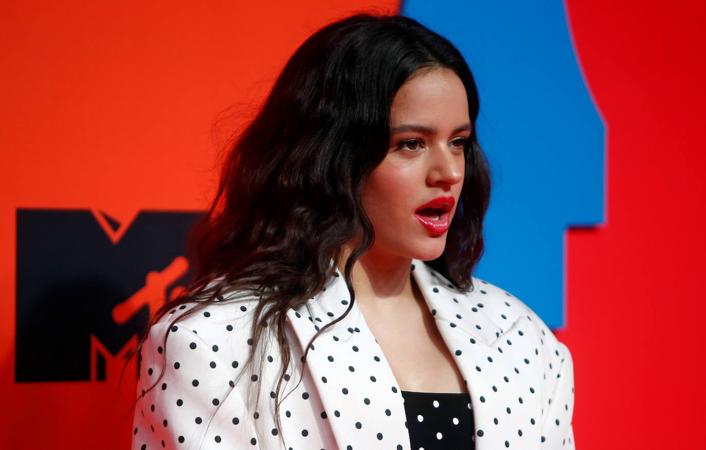 Sevilla acogió unos galardones que premiaron a la granadina Lola Índigo como Mejor Artista de España