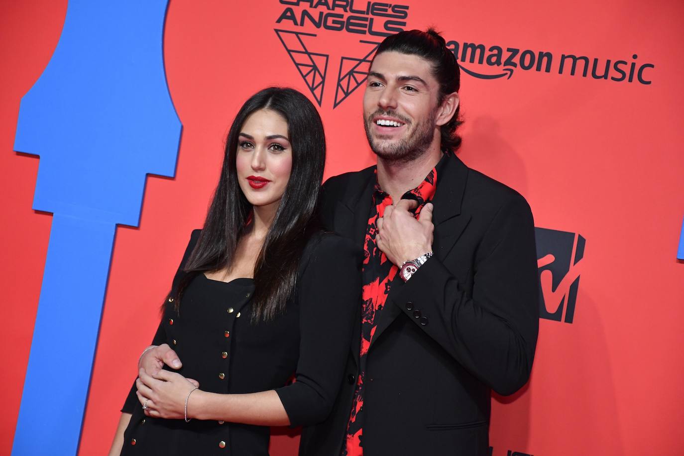 Sevilla acogió unos galardones que premiaron a la granadina Lola Índigo como Mejor Artista de España