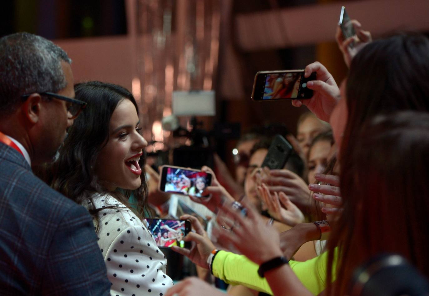 Sevilla acogió unos galardones que premiaron a la granadina Lola Índigo como Mejor Artista de España