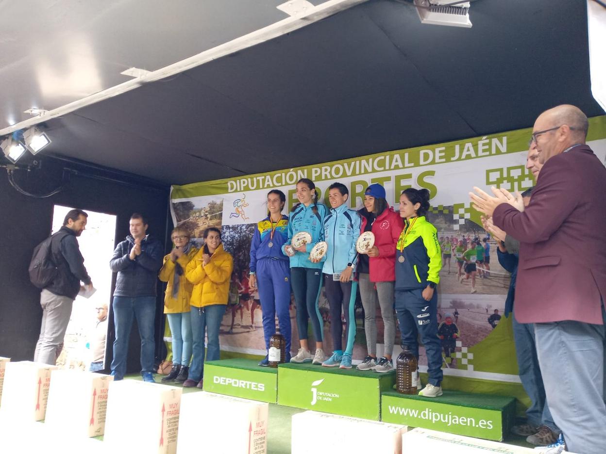 Podio femenino absoluto, con la jienense Lola Chiclana en lo más alto.
