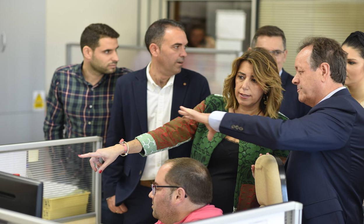 Susana Díaz visita las instalaciones de una empresa de logística ubicada en la localidad levantina de Antas.