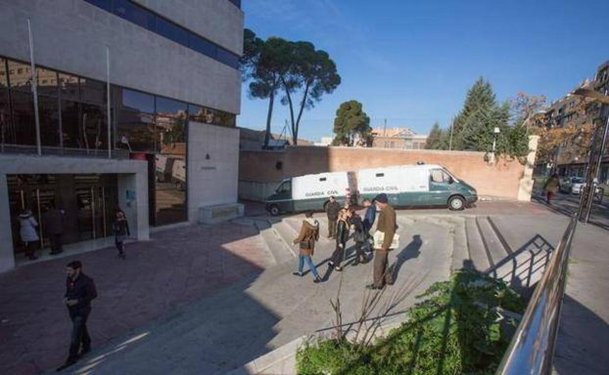 Granada | A juicio este lunes el expolicía acusado de retener a sus hijos en Sevilla y no devolverlos a su madre