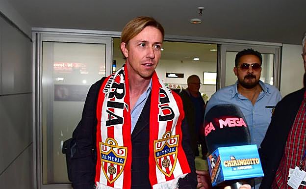 'Guti', en el aeropuerto de Almería. 