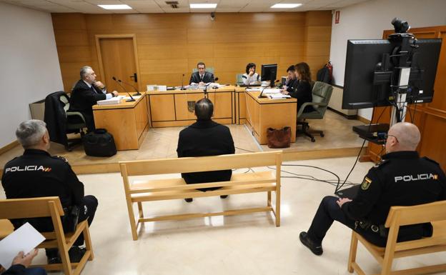 Manuel L. G., sentado en el banquillo durante el juicio celebrado este lunes en los juzgados de Granada. 