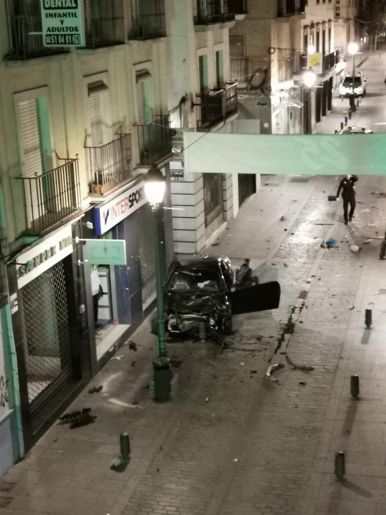 El lugar del suceso en la Calle Real minutos después del impacto, ya con la presencia de los bomberos.