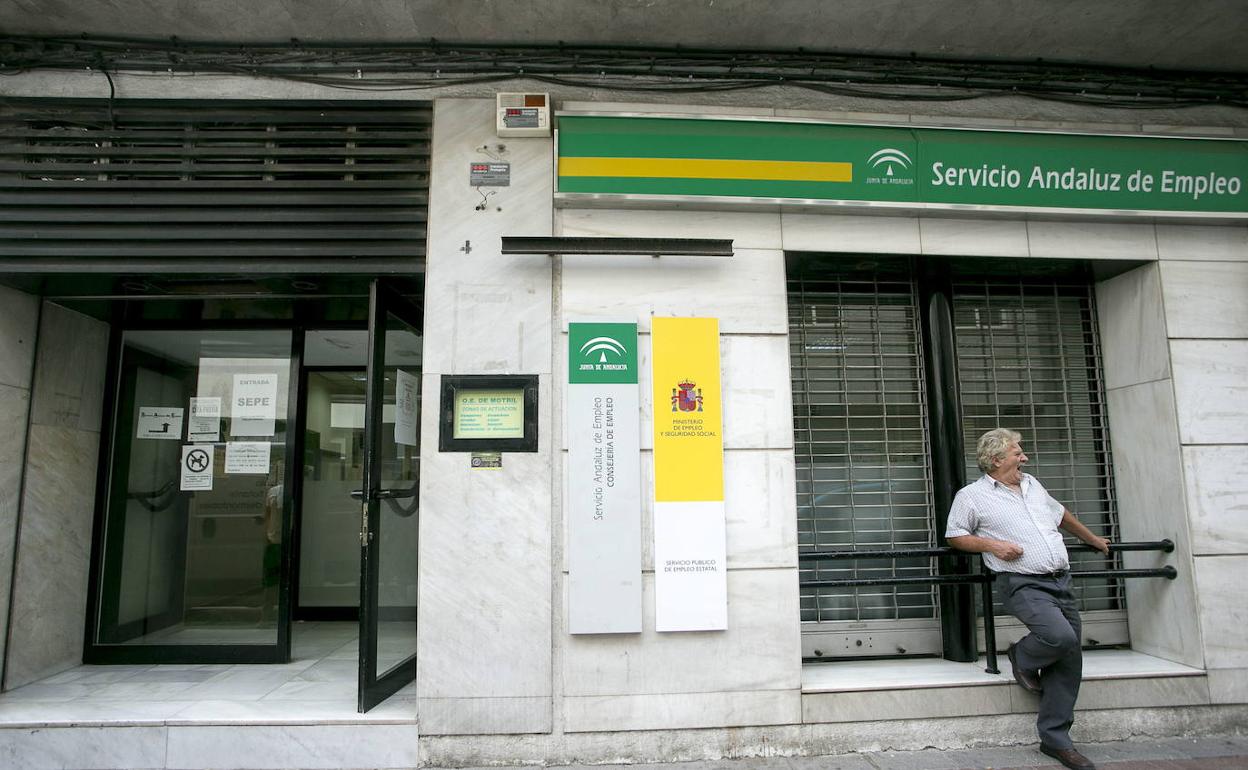Un señor espera a las puertas de una oficina del Servicio Andaluz de Empleo. 