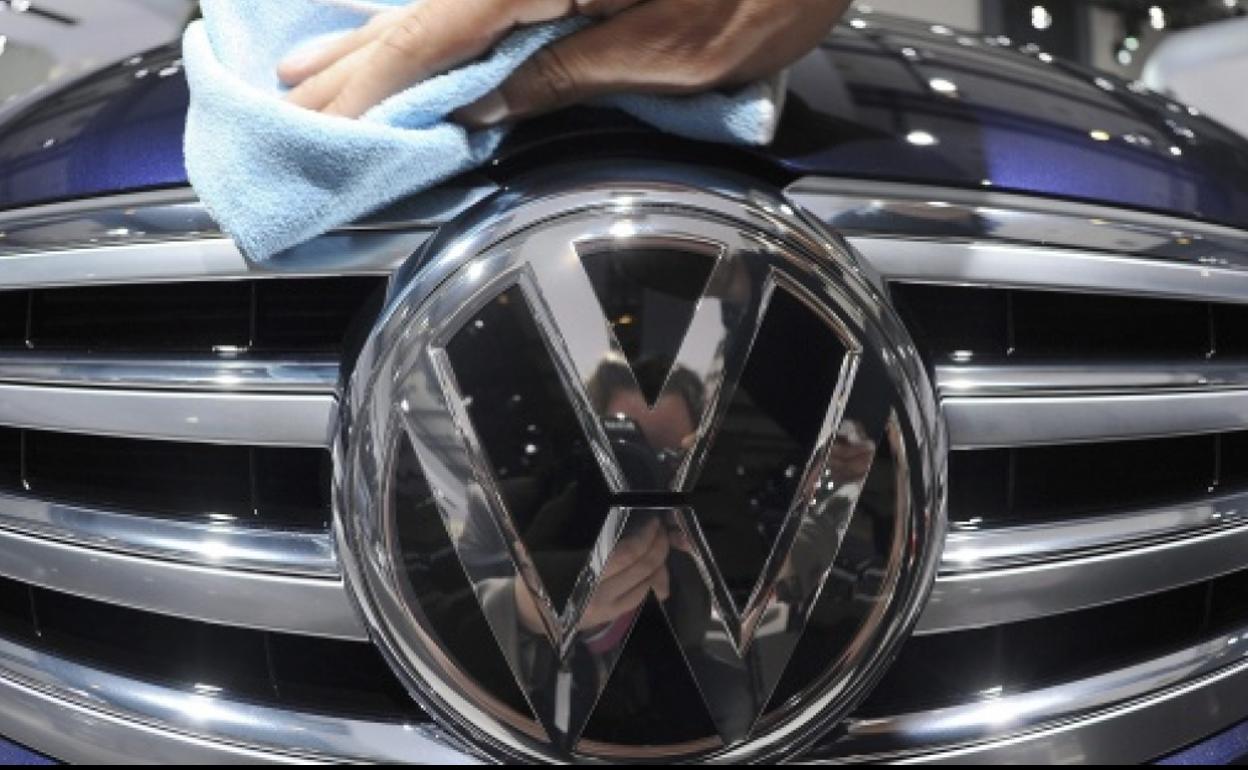 FACUA avisa del peligro de explosión en el habitáculo de un Volkswagen.