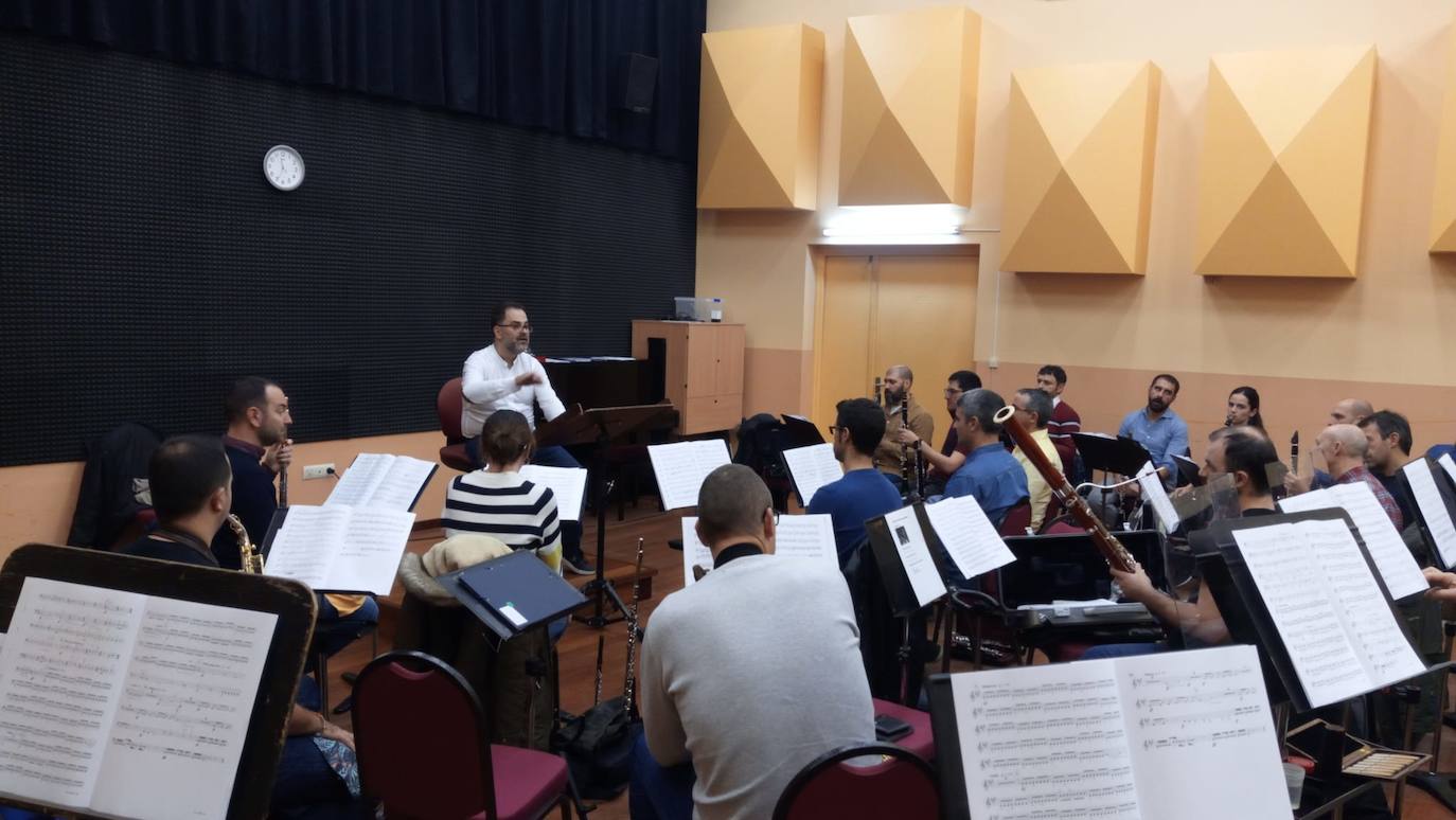 El director, hoy en uno de los ensayos con la banda de La Coruña. 