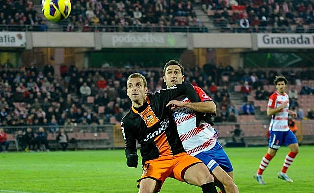 Soldado pelea un balón con el rojiblanco Íñigo López durante su etapa como jugador del Valencia. 