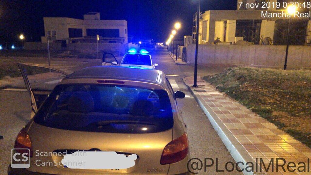 Coche inteceptado con el vehículo policial frente a él. 