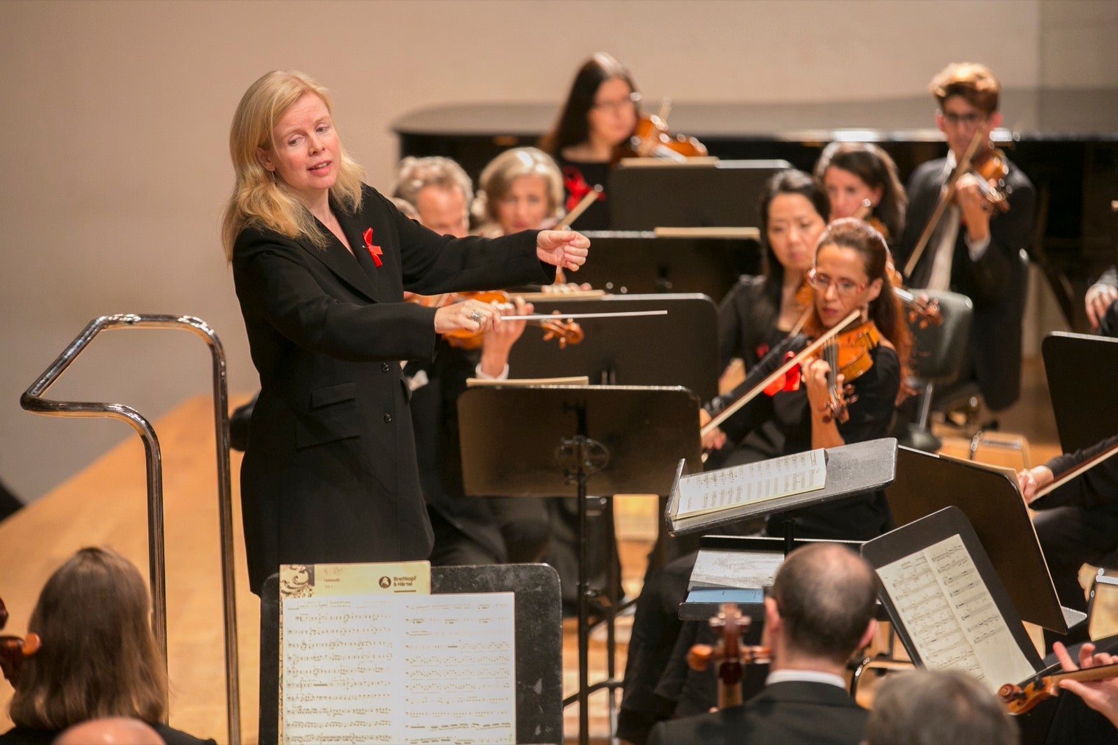 La Orquesta Ciudad de Granada ofreció, con dirección de Catherine Larsen-Maguire, un concierto con marcado protagonismo femenino en el que pudimos escuchar obras de Fanny Mendelssohn, Clara Schumann y Louise Farrenc. 