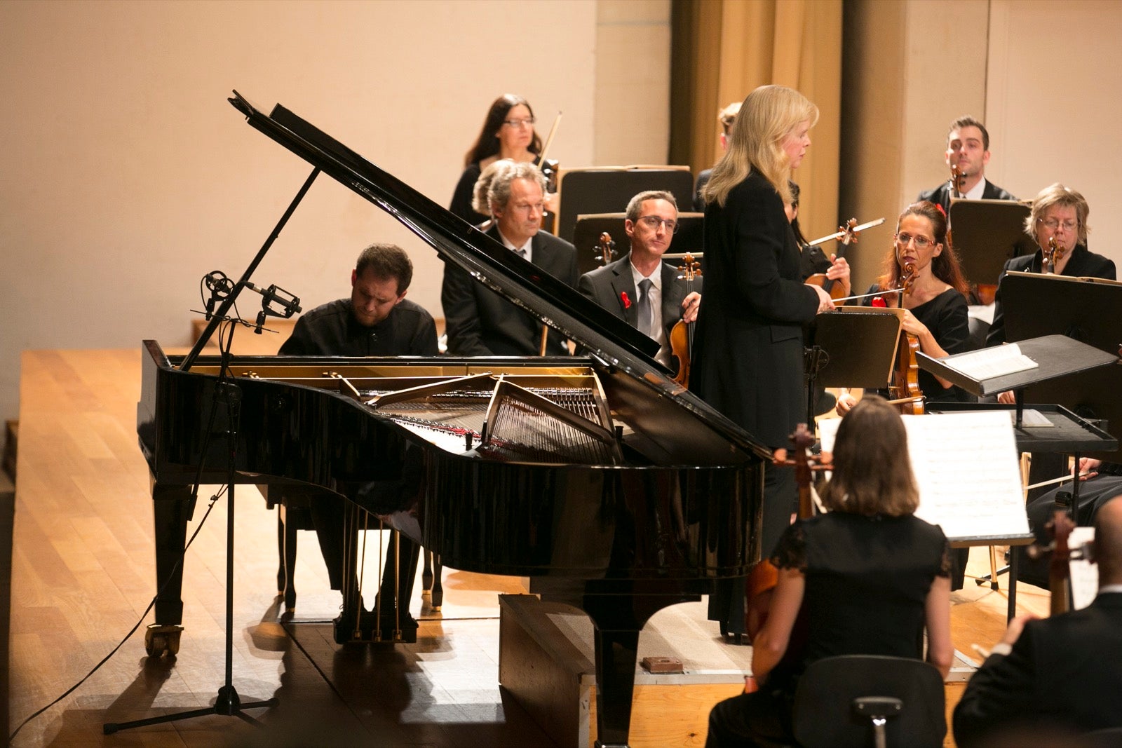 La Orquesta Ciudad de Granada ofreció, con dirección de Catherine Larsen-Maguire, un concierto con marcado protagonismo femenino en el que pudimos escuchar obras de Fanny Mendelssohn, Clara Schumann y Louise Farrenc. 