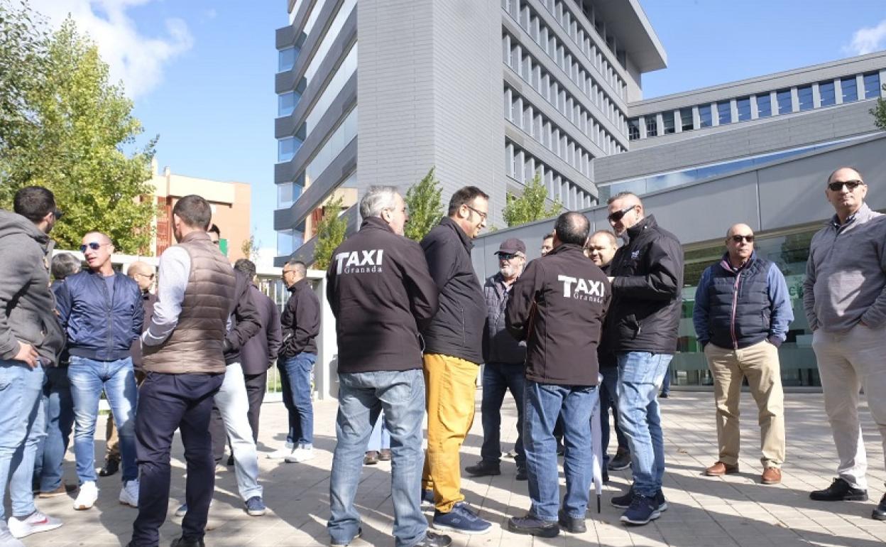 Los taxistas de Granada protestan contra la falta de regulación en el área de transporte