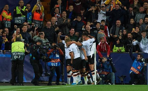 El Valencia celebra uno de sus goles ante el Lille. 