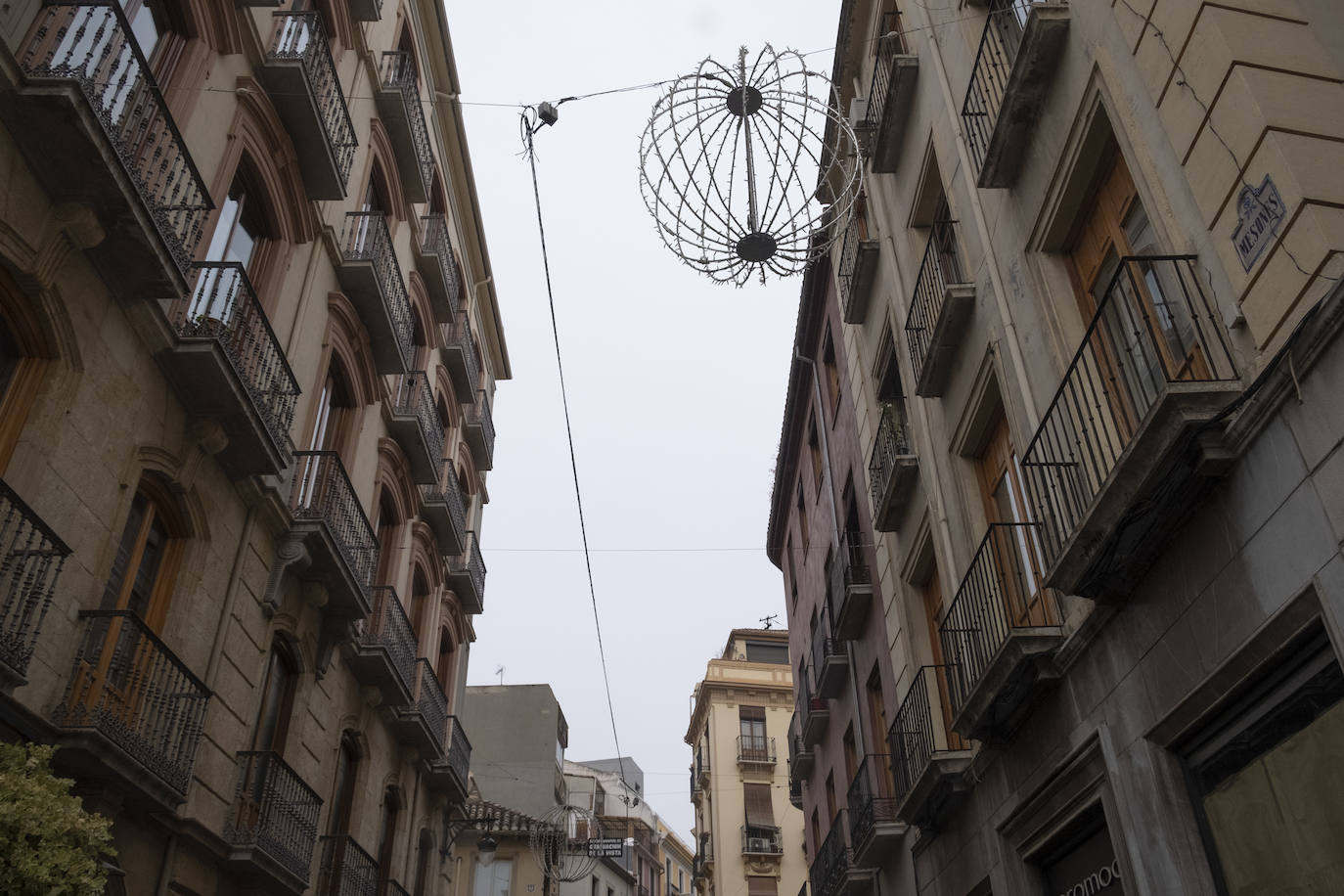 Recorremos las clles de la capital para mostrar cómo están las tareas de montaje del alumbrado navideño.