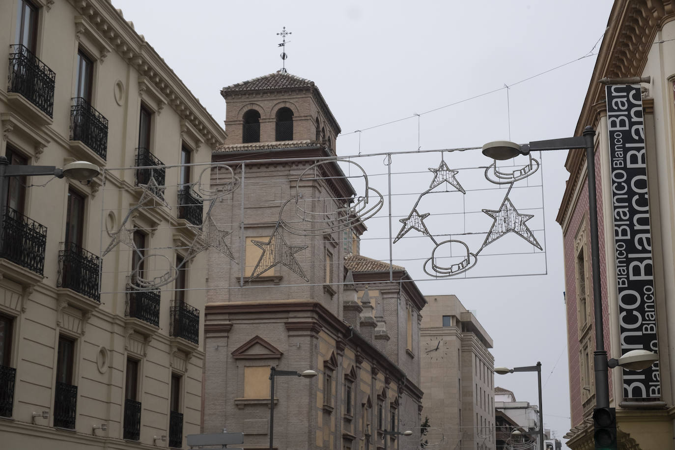 Recorremos las clles de la capital para mostrar cómo están las tareas de montaje del alumbrado navideño.