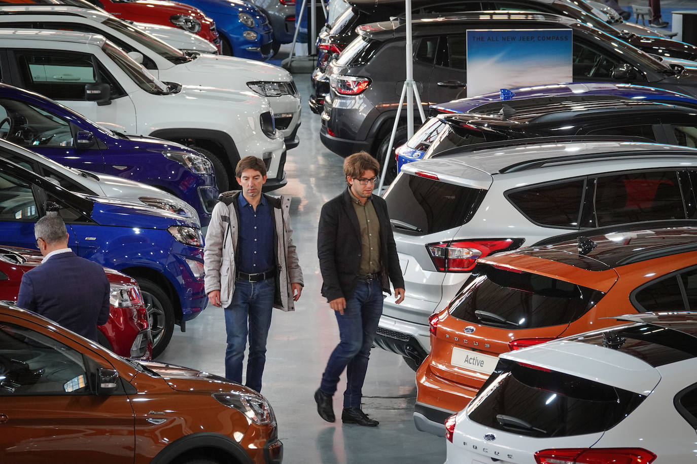 Cientos de coches lucen entre las banderas que ondean anunciando las firmas y los concesionarios oficiales que, saben, es una oportunidad única para adquirir vehículos con grandes descuentos