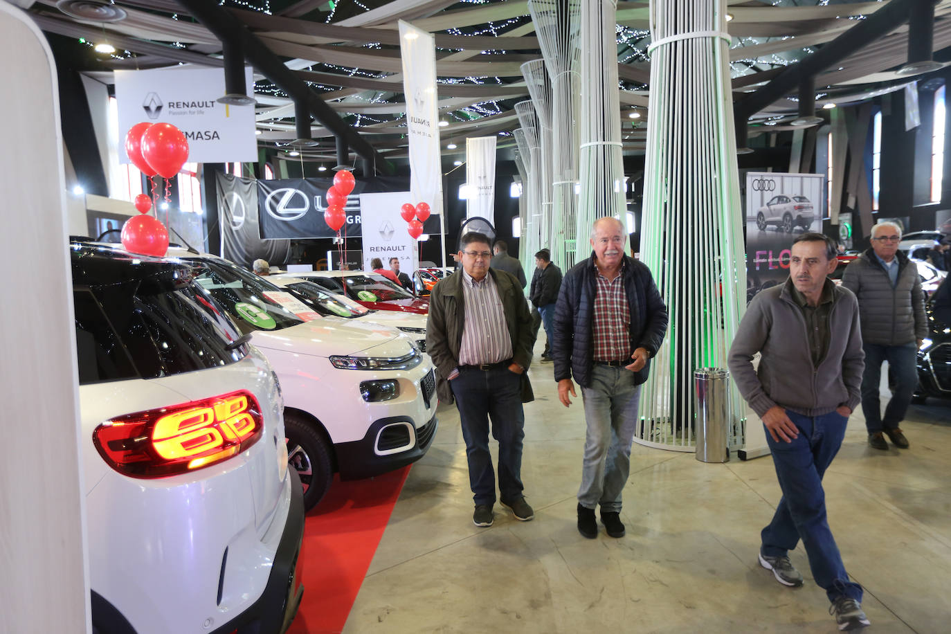 Cientos de coches lucen entre las banderas que ondean anunciando las firmas y los concesionarios oficiales que, saben, es una oportunidad única para adquirir vehículos con grandes descuentos