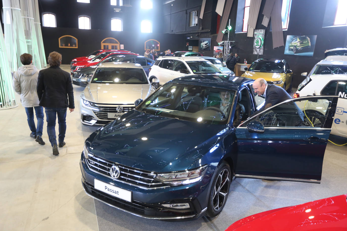 Cientos de coches lucen entre las banderas que ondean anunciando las firmas y los concesionarios oficiales que, saben, es una oportunidad única para adquirir vehículos con grandes descuentos