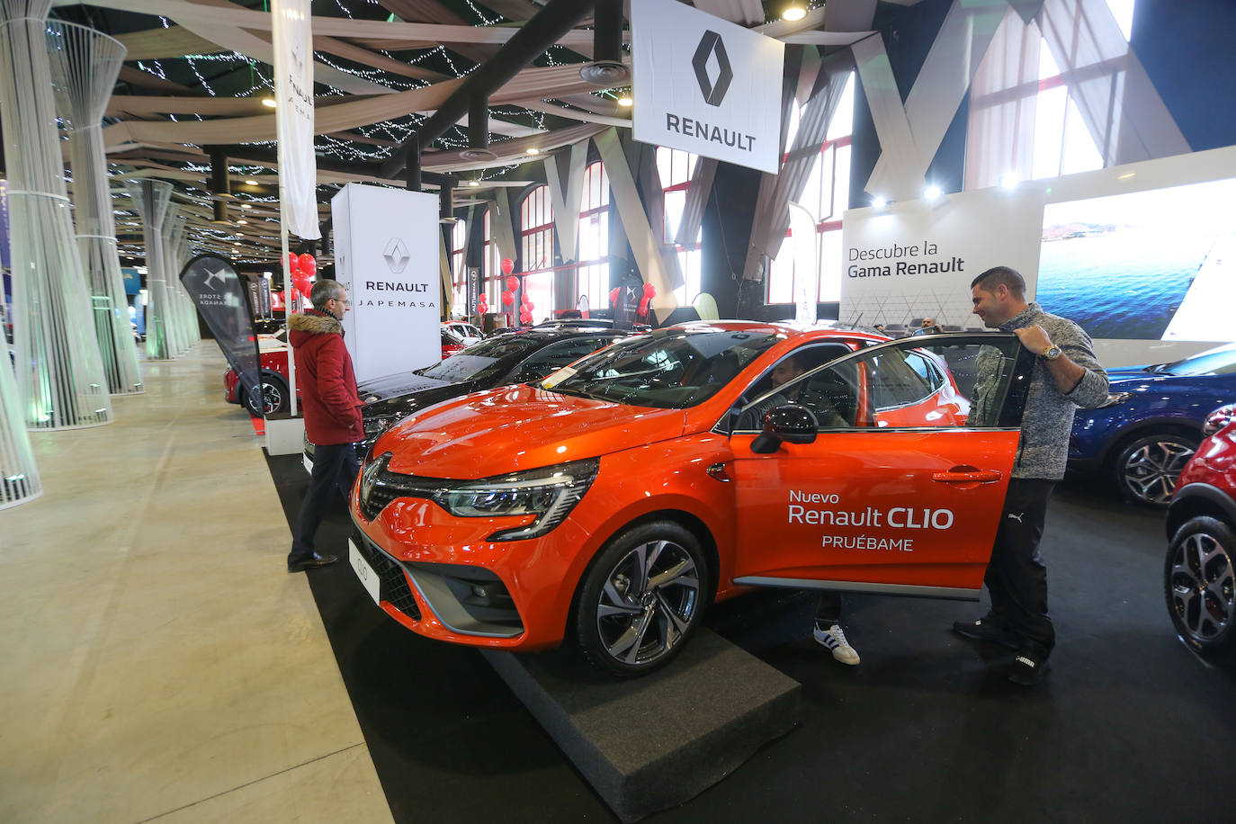 Cientos de coches lucen entre las banderas que ondean anunciando las firmas y los concesionarios oficiales que, saben, es una oportunidad única para adquirir vehículos con grandes descuentos