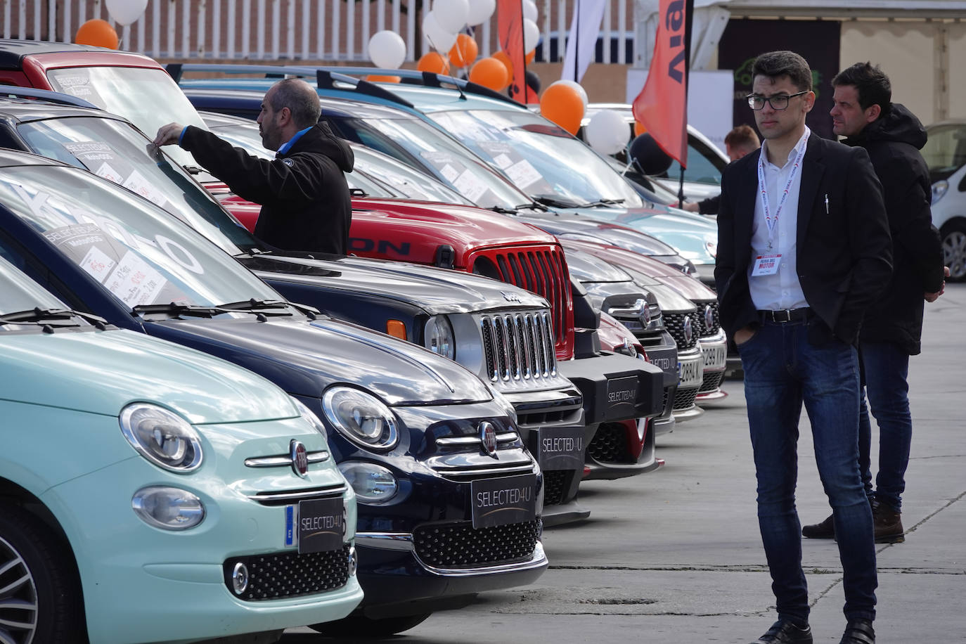 Cientos de coches lucen entre las banderas que ondean anunciando las firmas y los concesionarios oficiales que, saben, es una oportunidad única para adquirir vehículos con grandes descuentos