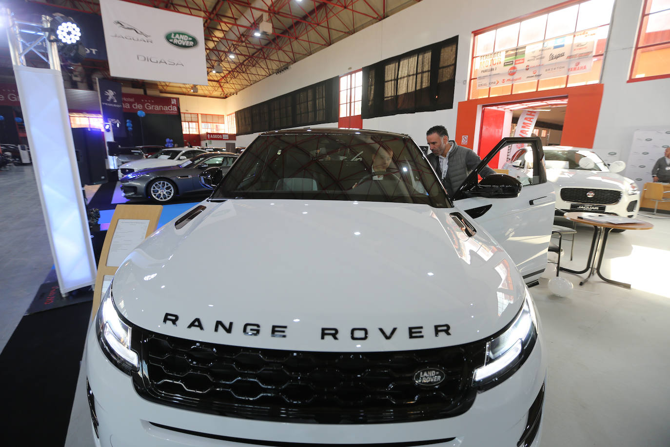 Cientos de coches lucen entre las banderas que ondean anunciando las firmas y los concesionarios oficiales que, saben, es una oportunidad única para adquirir vehículos con grandes descuentos