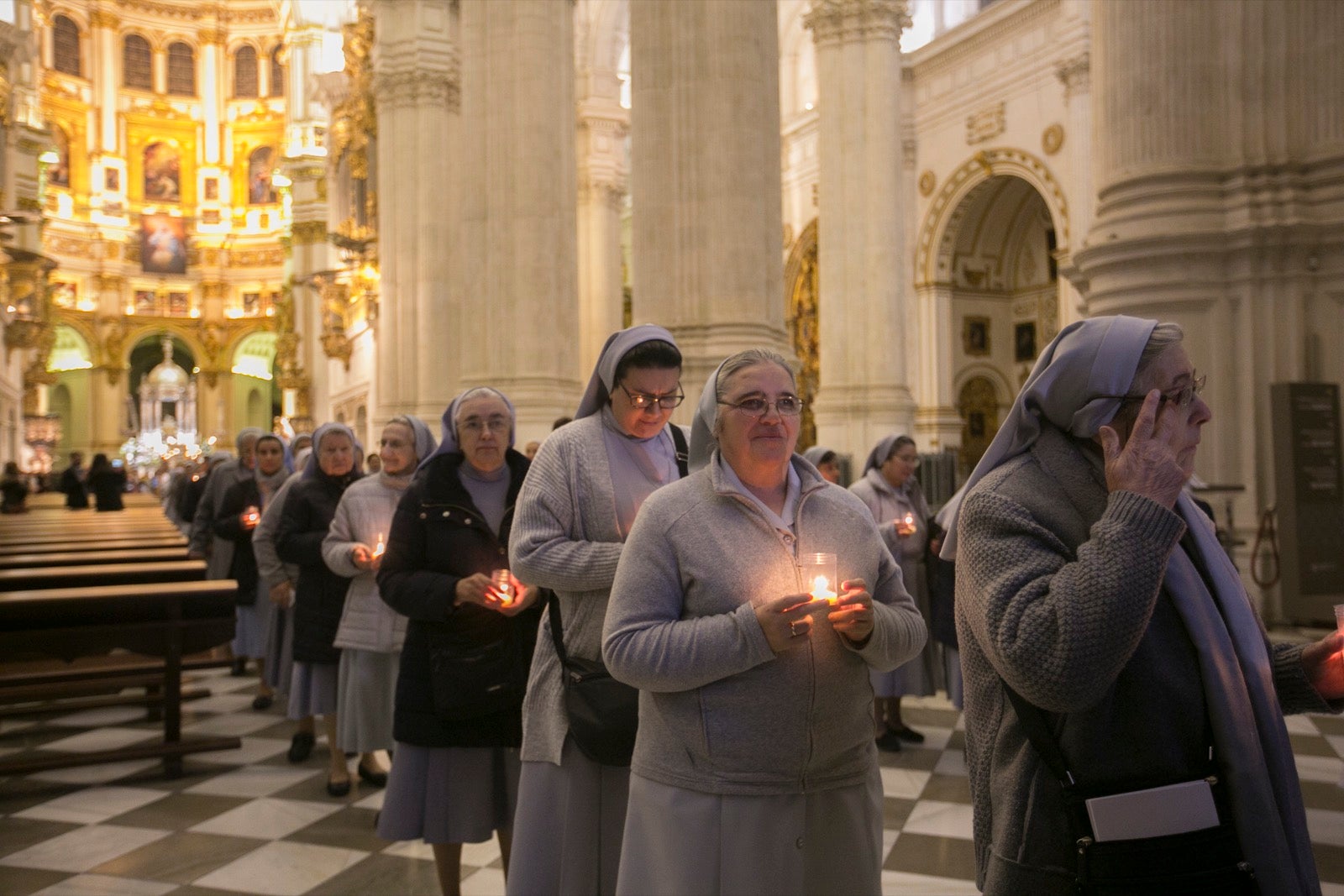 Los momentos de la procesión de la religiosa granadina por las calles de la ciudad. 