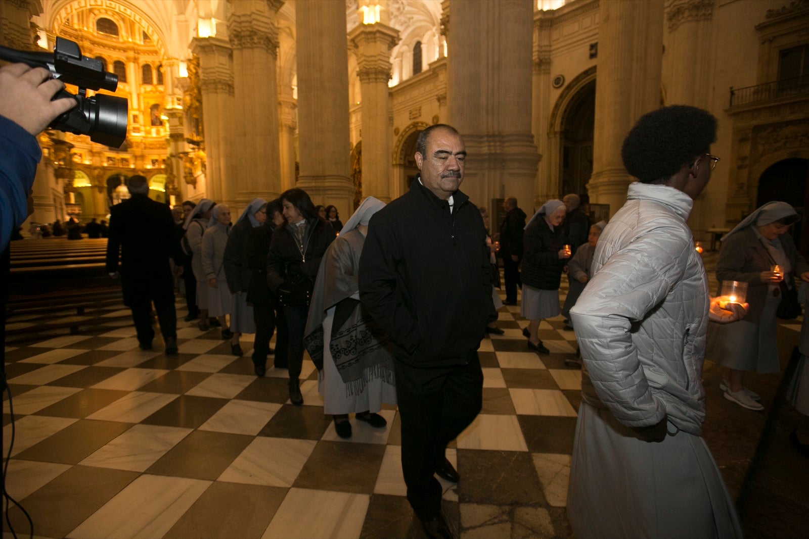 Los momentos de la procesión de la religiosa granadina por las calles de la ciudad. 