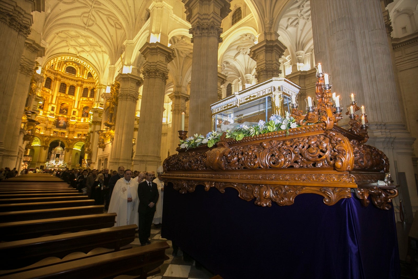 Los momentos de la procesión de la religiosa granadina por las calles de la ciudad. 