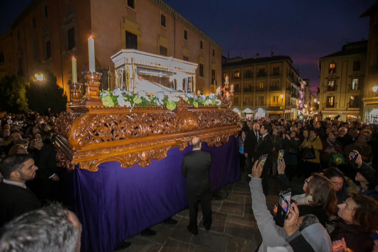 Los momentos de la procesión de la religiosa granadina por las calles de la ciudad. 