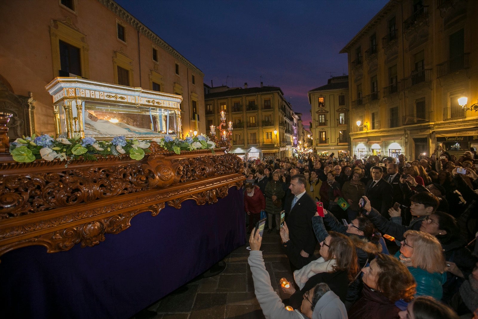 Los momentos de la procesión de la religiosa granadina por las calles de la ciudad. 